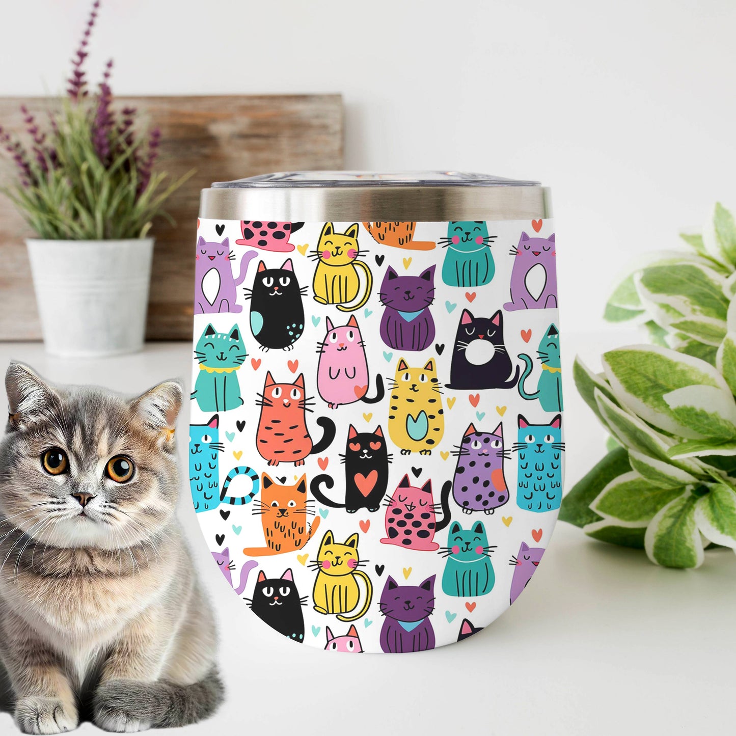 Glänzender Weinbecher Süße bunte Katzen