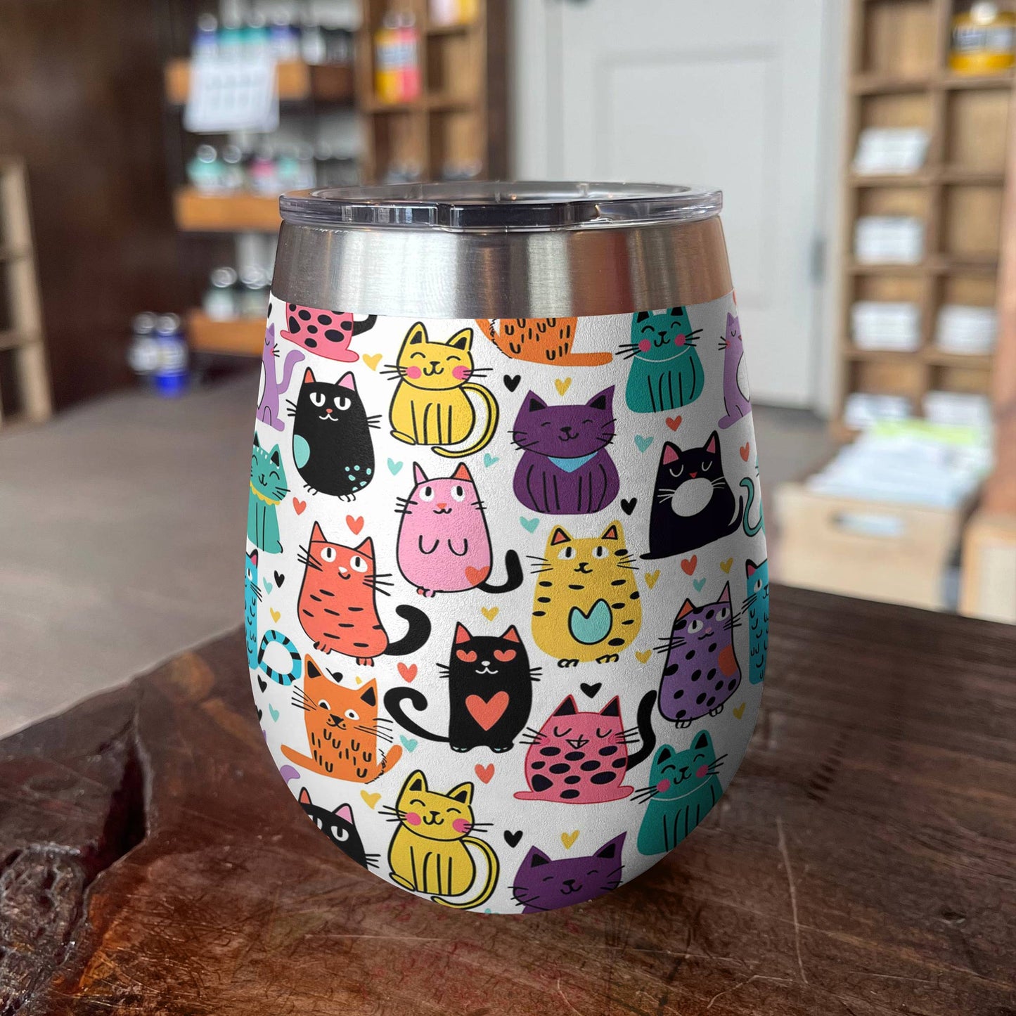 Glänzender Weinbecher Süße bunte Katzen