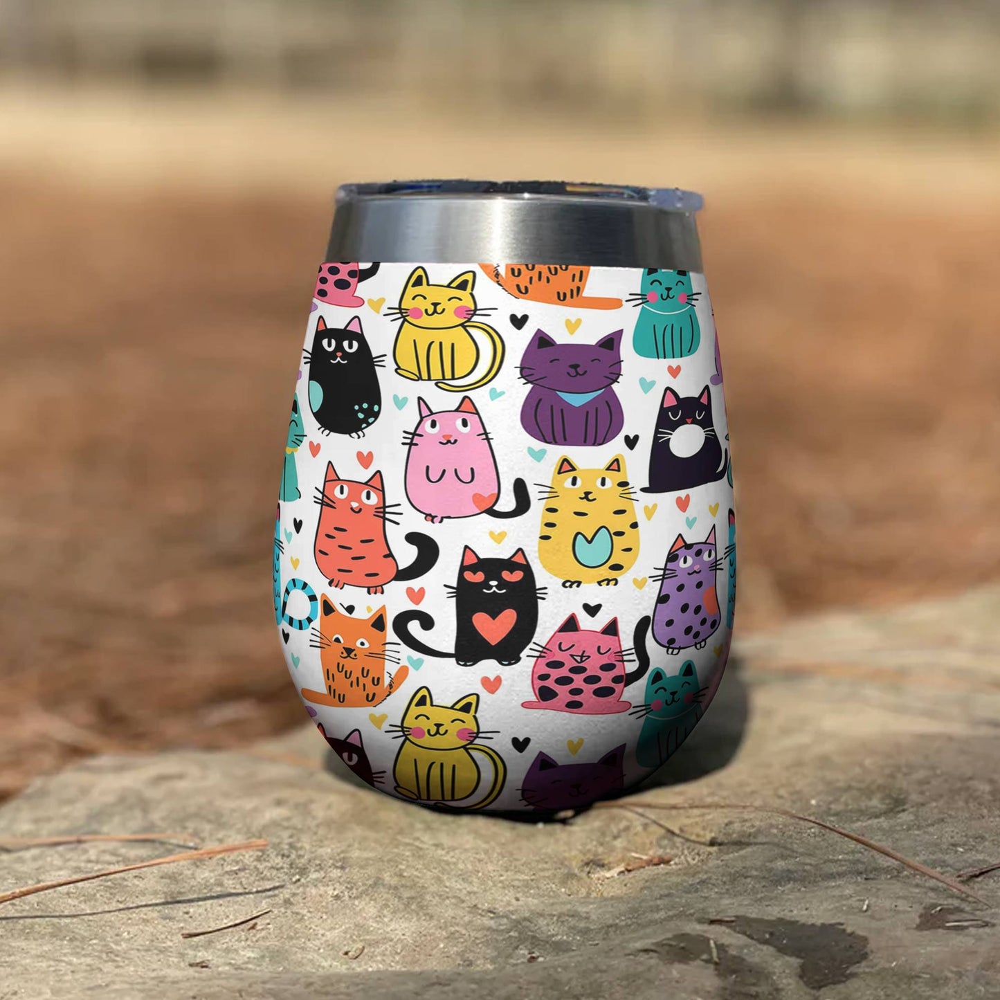 Glänzender Weinbecher Süße bunte Katzen