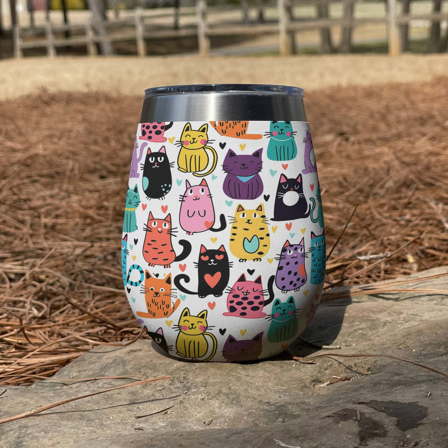 Glänzender Weinbecher Süße bunte Katzen