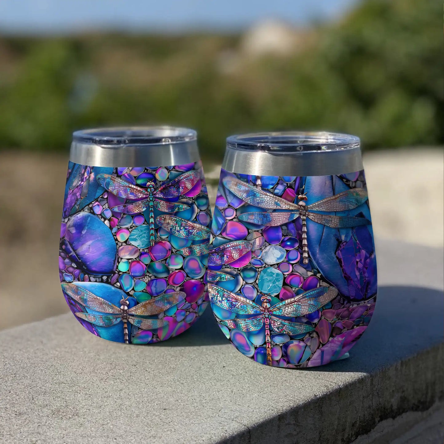 Glänzender Weinbecher mit schöner Libellenmotiv