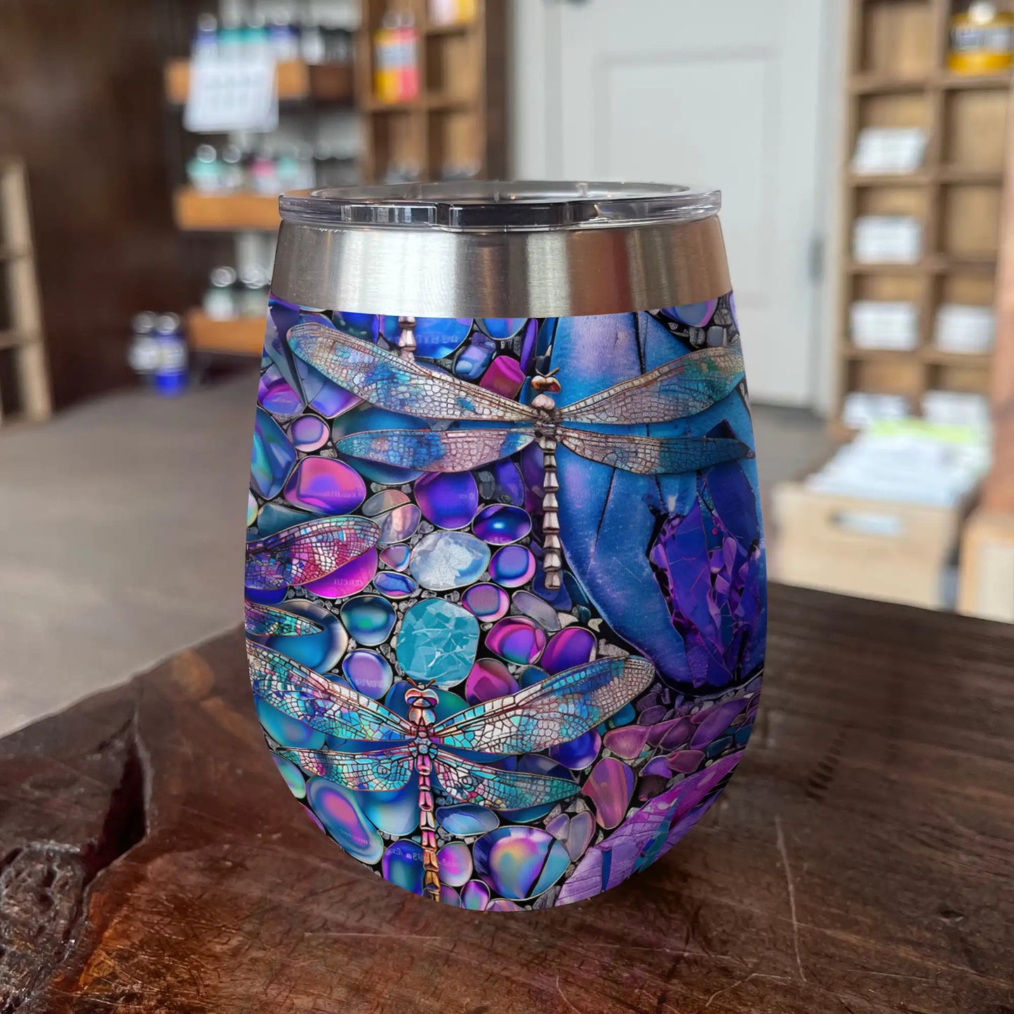 Glänzender Weinbecher mit schöner Libellenmotiv