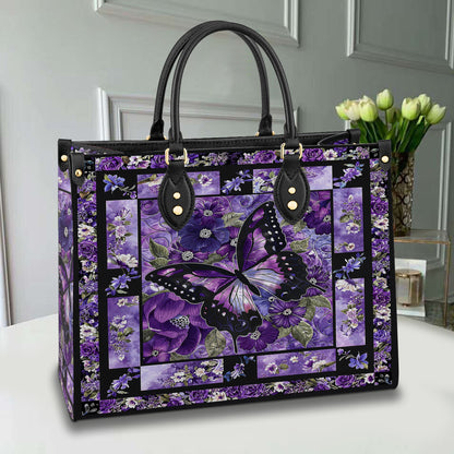 Sac en cuir brillant avec de magnifiques fleurs de papillon violet