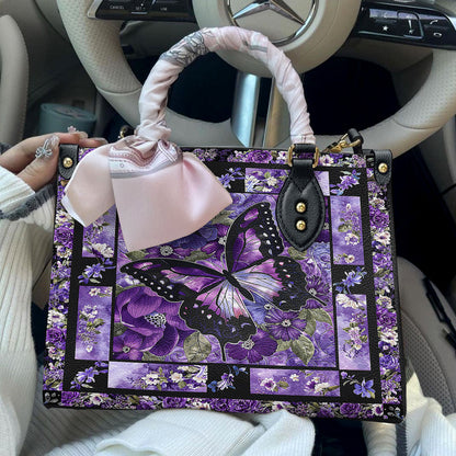 Sac en cuir brillant avec de magnifiques fleurs de papillon violet