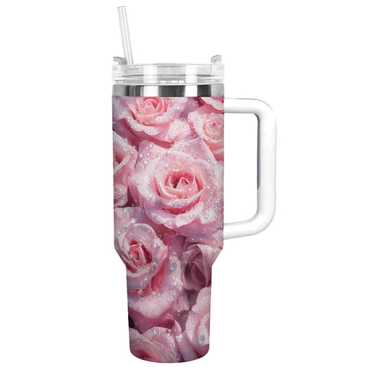 Glänzender, glänzender Becher mit rosa Rosen und Kristalltau