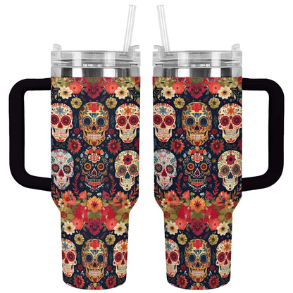 Glänzender Becher mit Totenkopf-Motiv