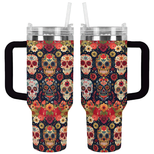 Glänzender Becher mit Totenkopf-Motiv