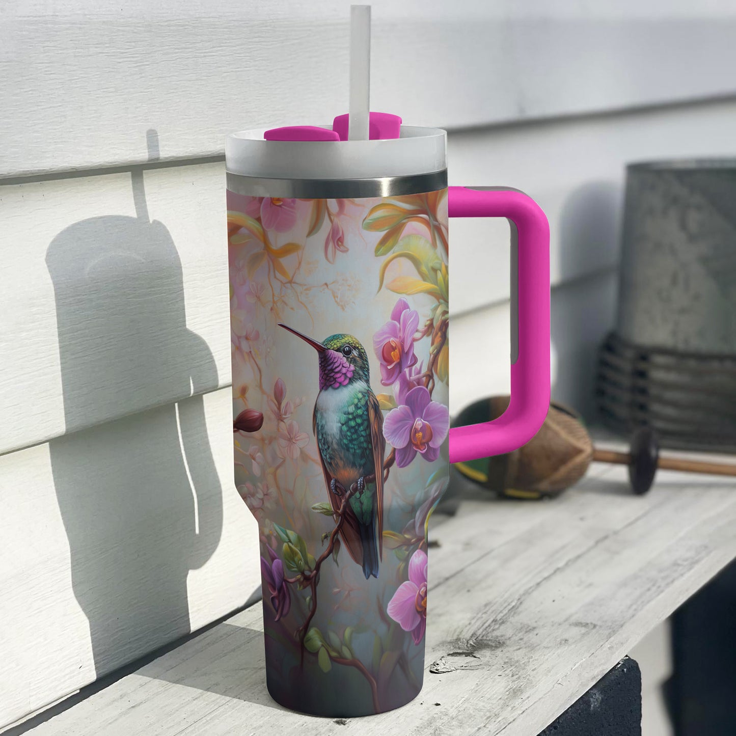 Glänzender Becher mit Orchideenkolibri