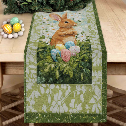 Glänzender gesteppter Tischläufer mit 2D-Flachdruck „Lily Blooming Bunny“