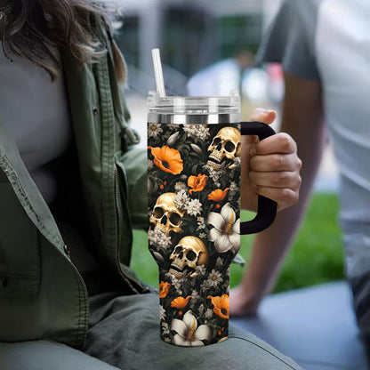 Glänzender Becher mit Totenkopf-Motiv