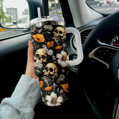 Glänzender Becher mit Totenkopf-Motiv