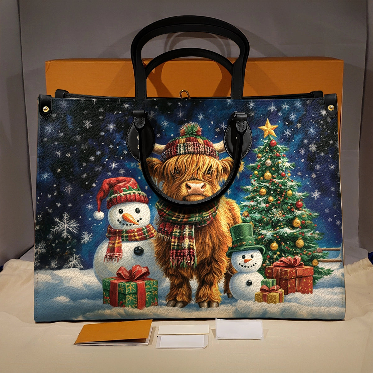 Glänzende Ledertasche Highland Cow Festlicher Winterzauber