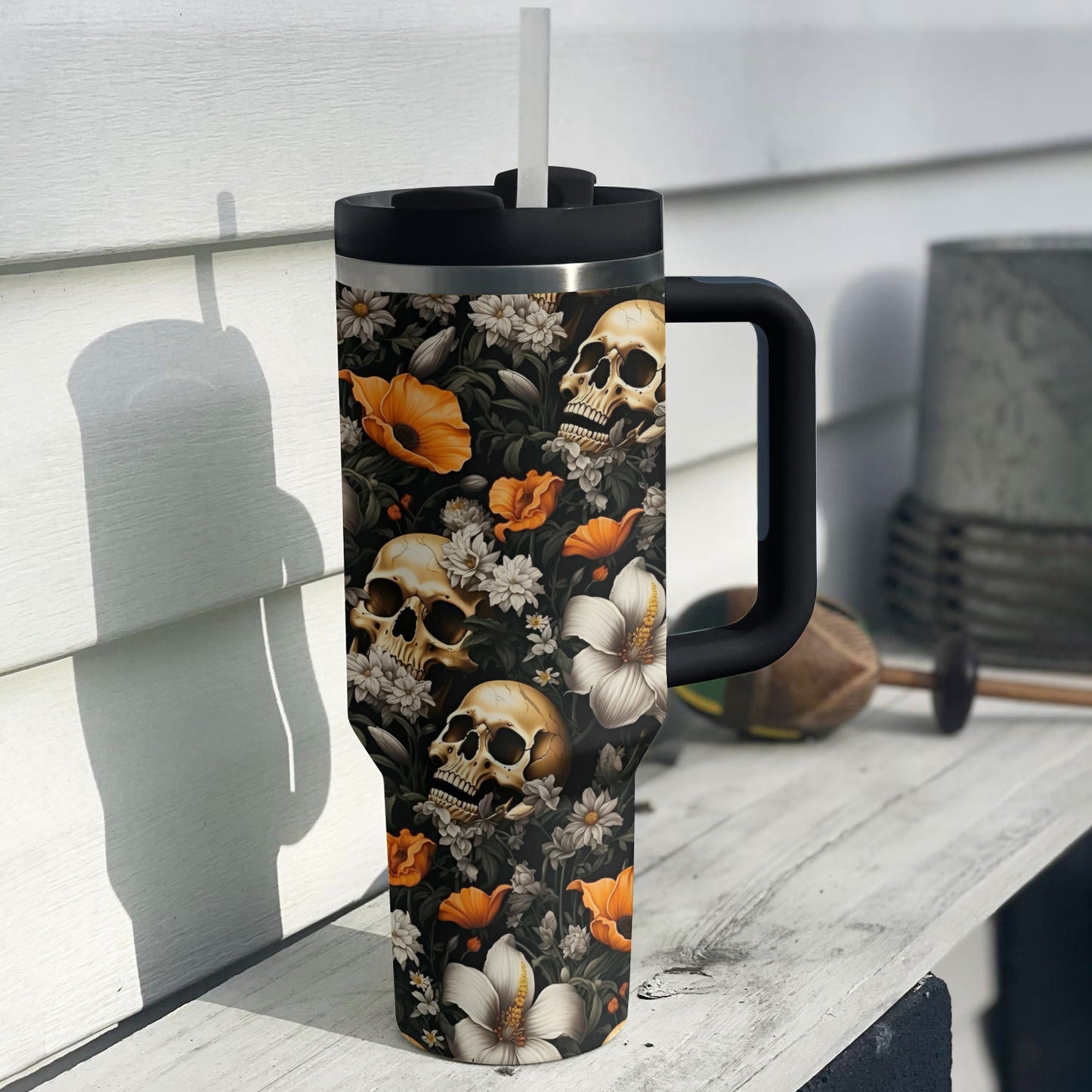 Glänzender Becher mit Totenkopf-Motiv