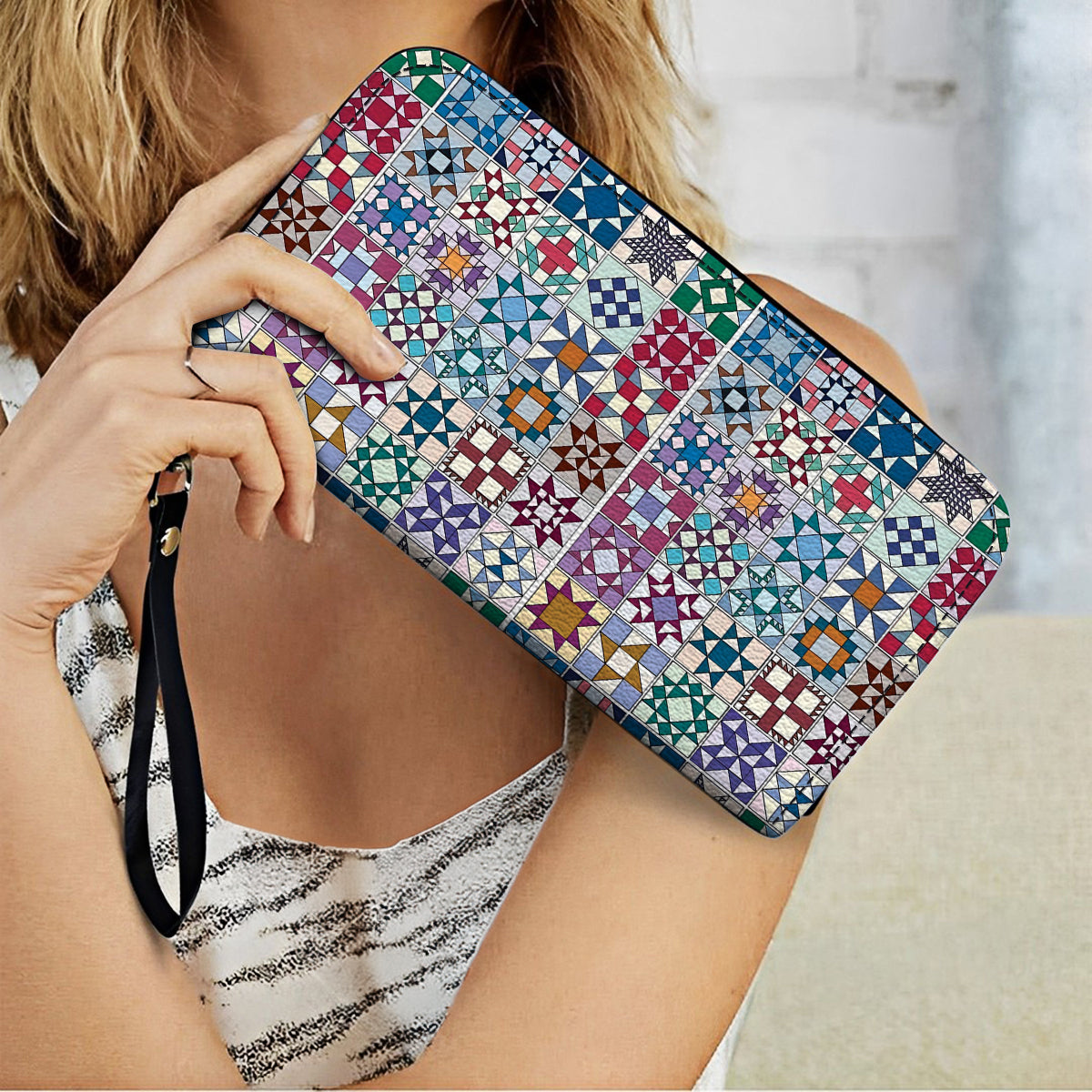 Glänzende Clutch aus Leder mit Trageriemen und traditionellem Quilting-Block