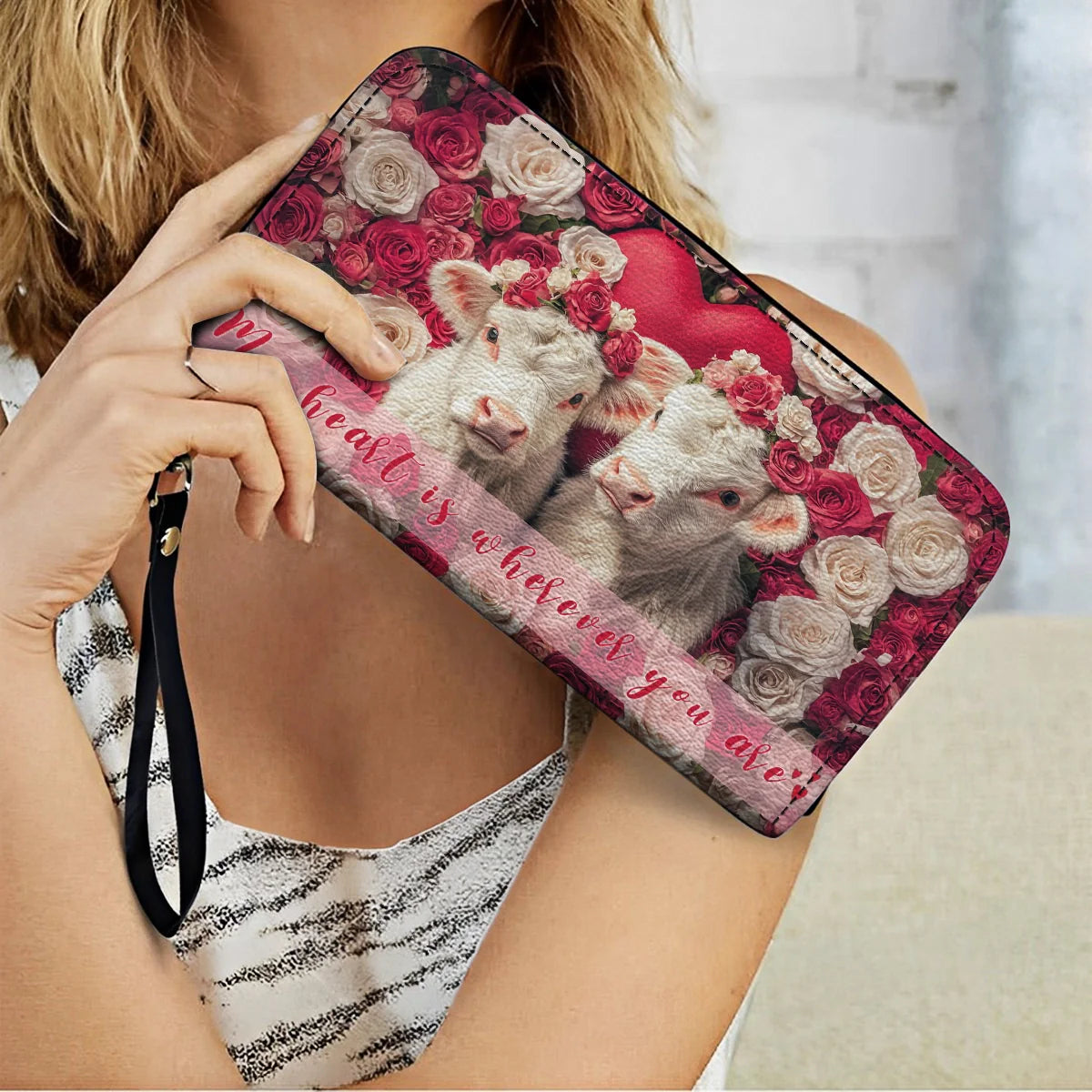 Pochette en cuir brillante avec dragonne et breloque vache Saint-Valentin