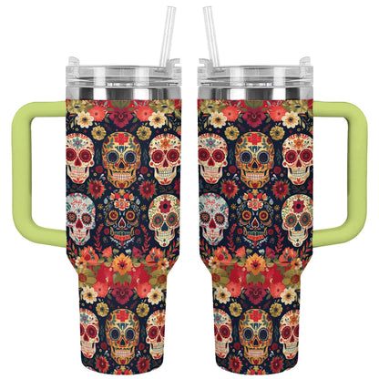 Glänzender Becher mit Totenkopf-Motiv