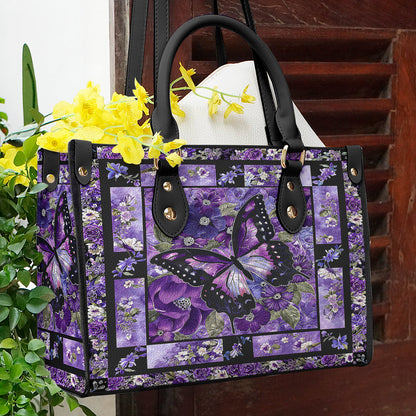 Sac en cuir brillant avec de magnifiques fleurs de papillon violet