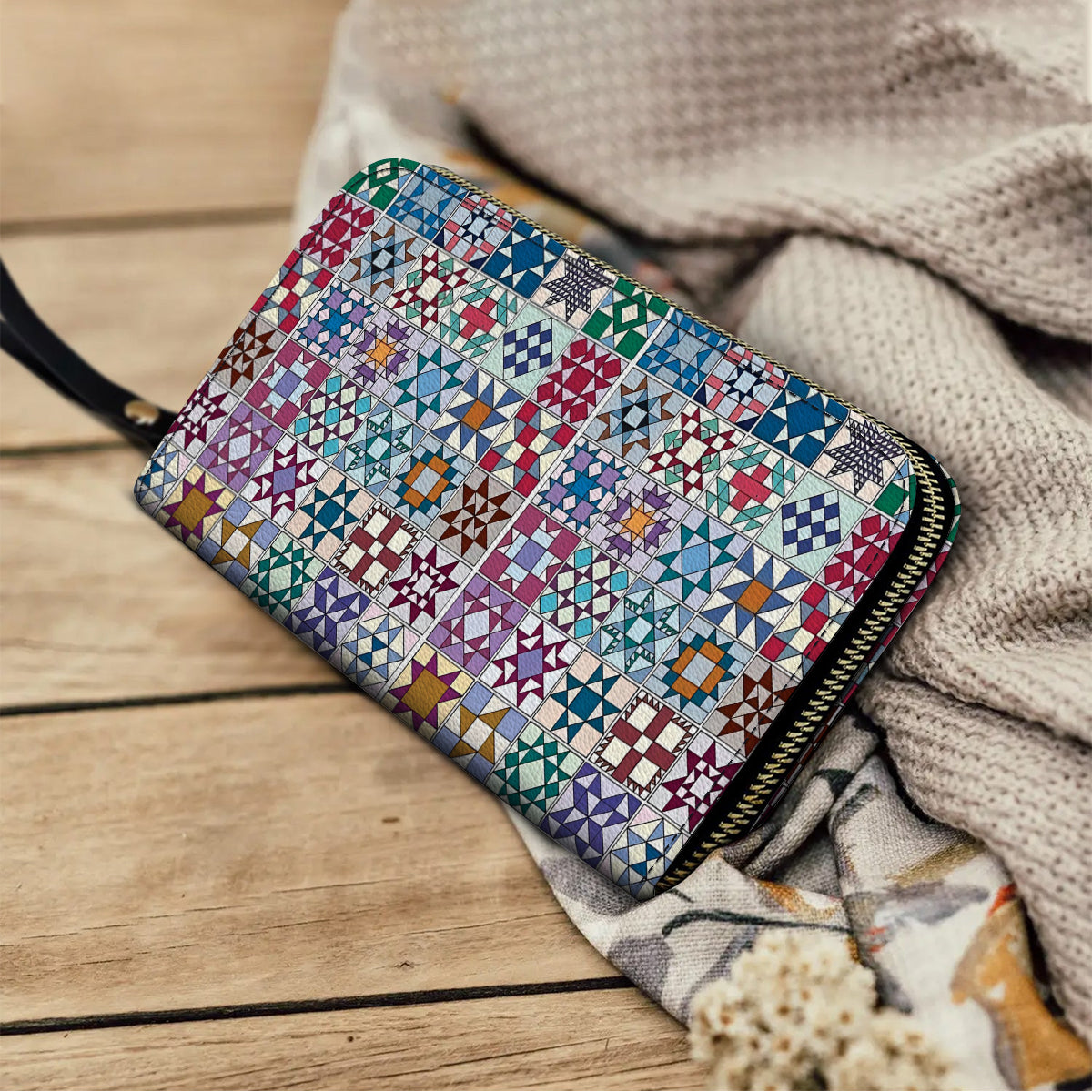 Glänzende Clutch aus Leder mit Trageriemen und traditionellem Quilting-Block