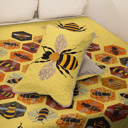 Shineful All Season Quilt 3-Piece Set Bee Buzzing Comfort