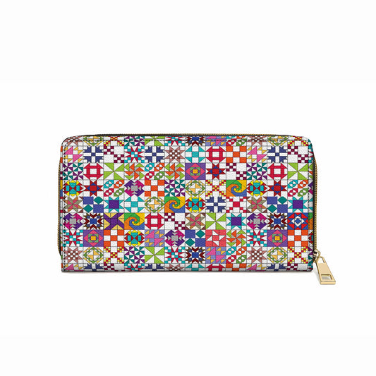 Glänzende Clutch aus Leder mit Trageriemen und buntem Quilting-Block-Motiv