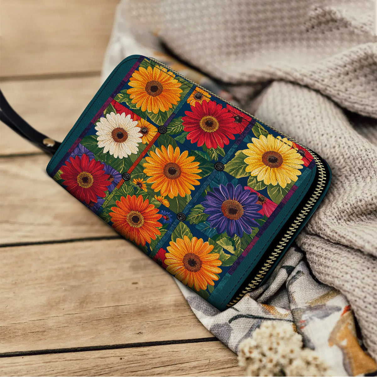 Glänzende Clutch aus Leder mit Trageriemen und leuchtendem Gänseblümchen-Aufnäher