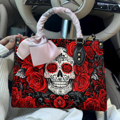 Sac en cuir brillant avec tête de mort et roses rouges élégantes