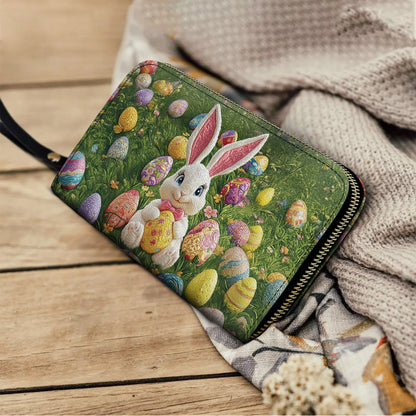 Glänzende Clutch aus Leder mit Trageriemen und Osterhase