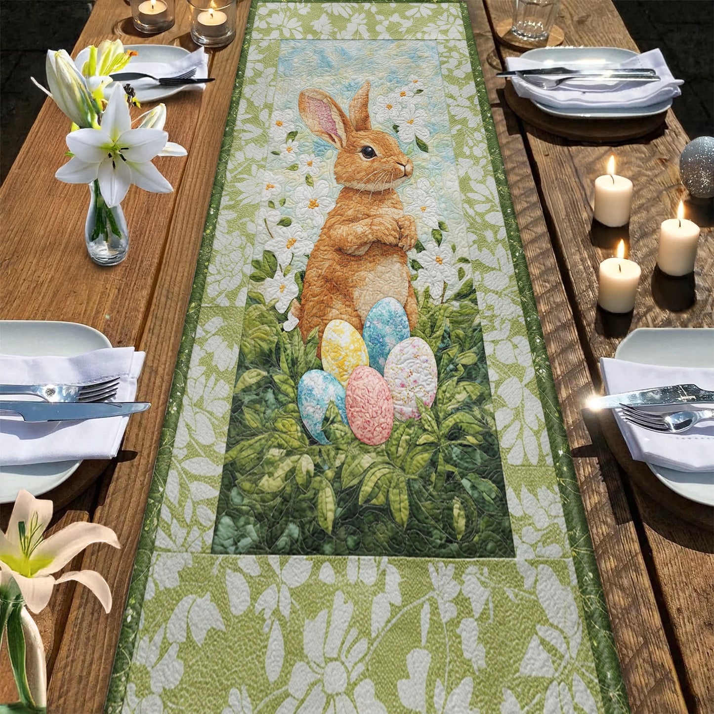 Glänzender gesteppter Tischläufer mit 2D-Flachdruck „Lily Blooming Bunny“