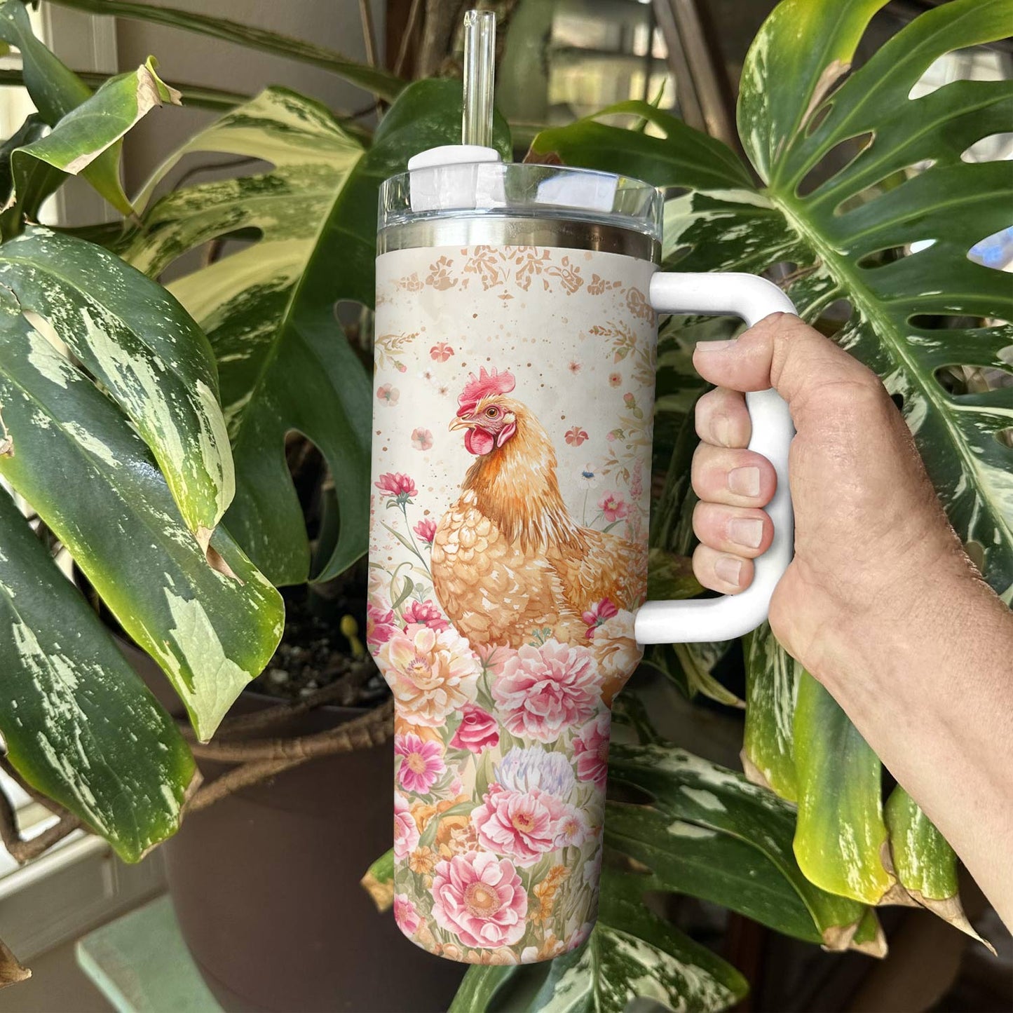 Poulet Shineful Tumbler dans le jardin fleuri