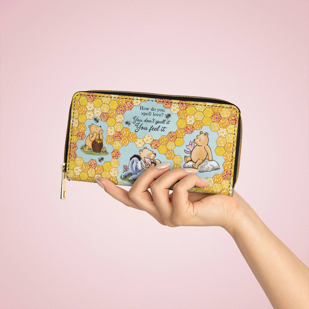 Glänzende Clutch aus Leder mit Trageriemen und Pooh-The-Love-Zitat