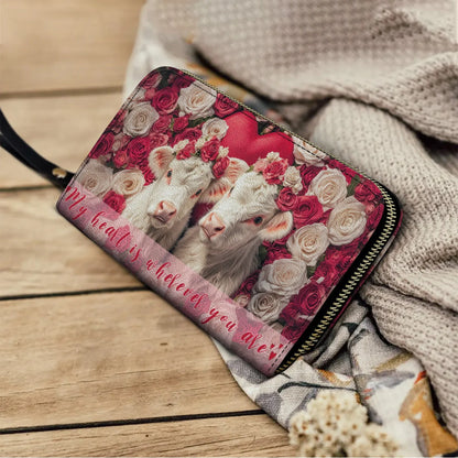 Pochette en cuir brillante avec dragonne et breloque vache Saint-Valentin