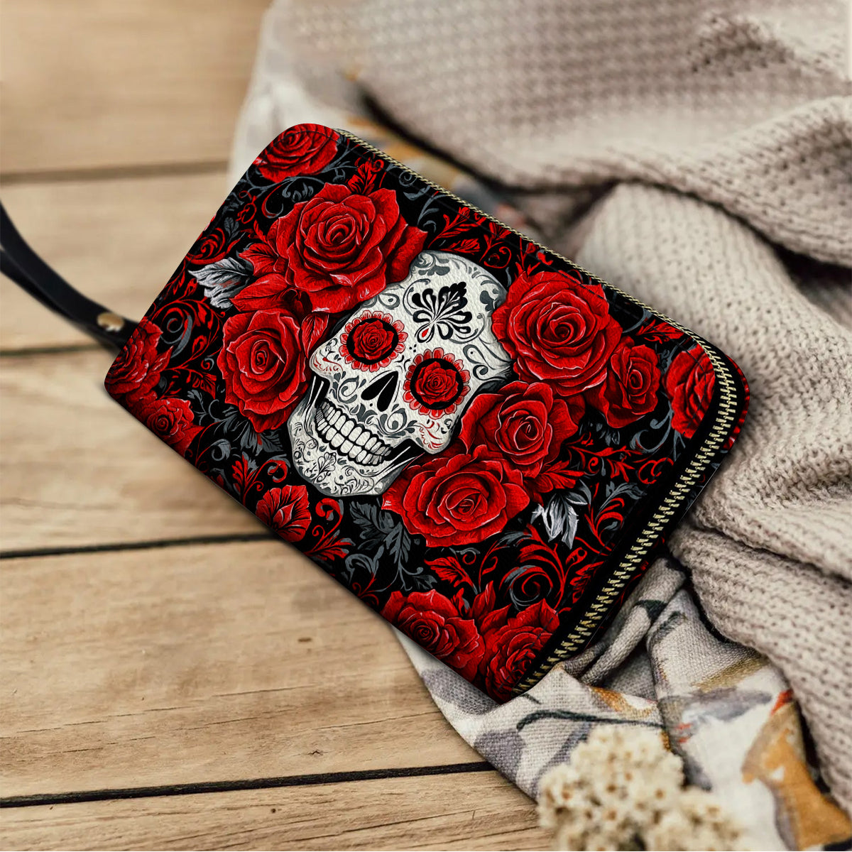 Pochette en cuir brillant avec dragonne et poignée élégante en forme de tête de mort et de roses rouges