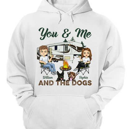 Glänzendes T-Shirt als Geschenk für Paare – „You &amp; Me And The Dogs Camping Husband Wife“ – personalisiertes Unisex-T-Shirt