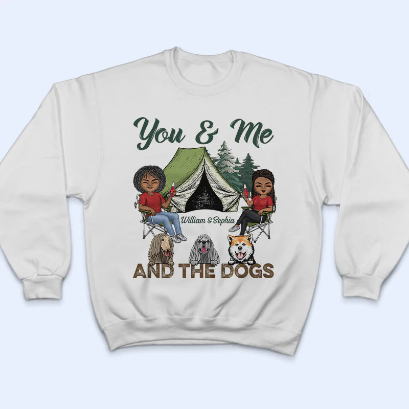 Glänzendes T-Shirt als Geschenk für Paare – „You &amp; Me And The Dogs Camping Husband Wife“ – personalisiertes Unisex-T-Shirt