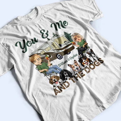 Glänzendes T-Shirt als Geschenk für Paare – „You &amp; Me And The Dogs Camping Husband Wife“ – personalisiertes Unisex-T-Shirt