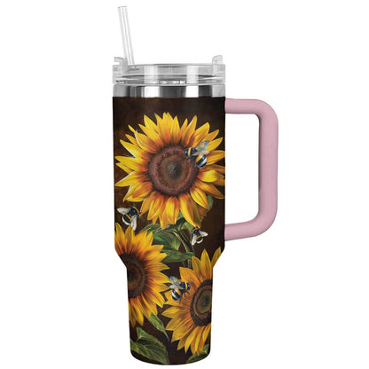 Glänzender Becher mit wunderschöner Sonnenblume und Biene