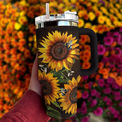 Glänzender Becher mit wunderschöner Sonnenblume und Biene