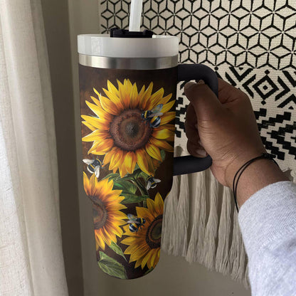 Glänzender Becher mit wunderschöner Sonnenblume und Biene