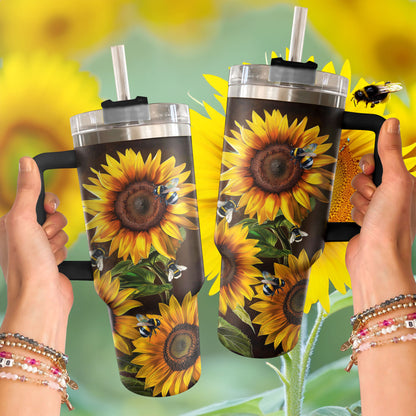 Glänzender Becher mit wunderschöner Sonnenblume und Biene