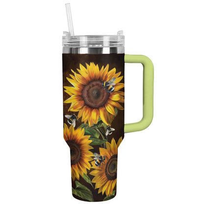 Glänzender Becher mit wunderschöner Sonnenblume und Biene