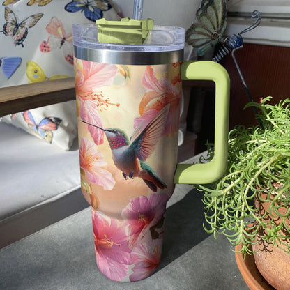 Glänzender Becher mit Blütenkolibri