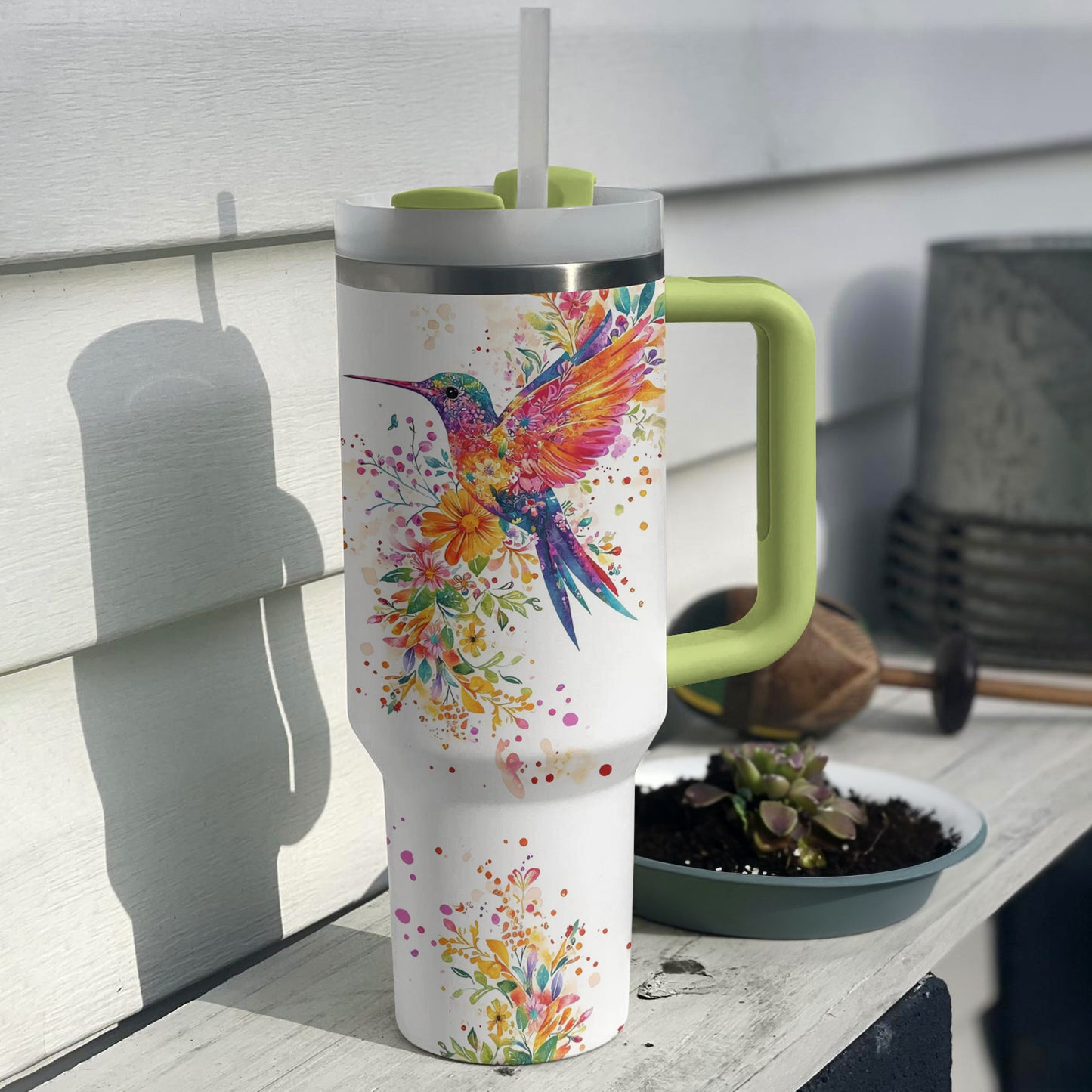 Glänzender Becher mit Kolibri und Blumenmotiv