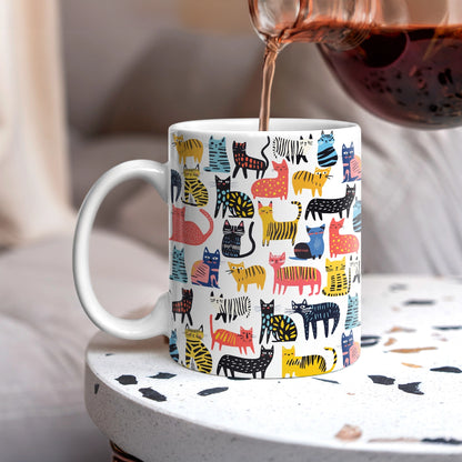 Tasse en céramique brillante avec des gribouillages de chats colorés