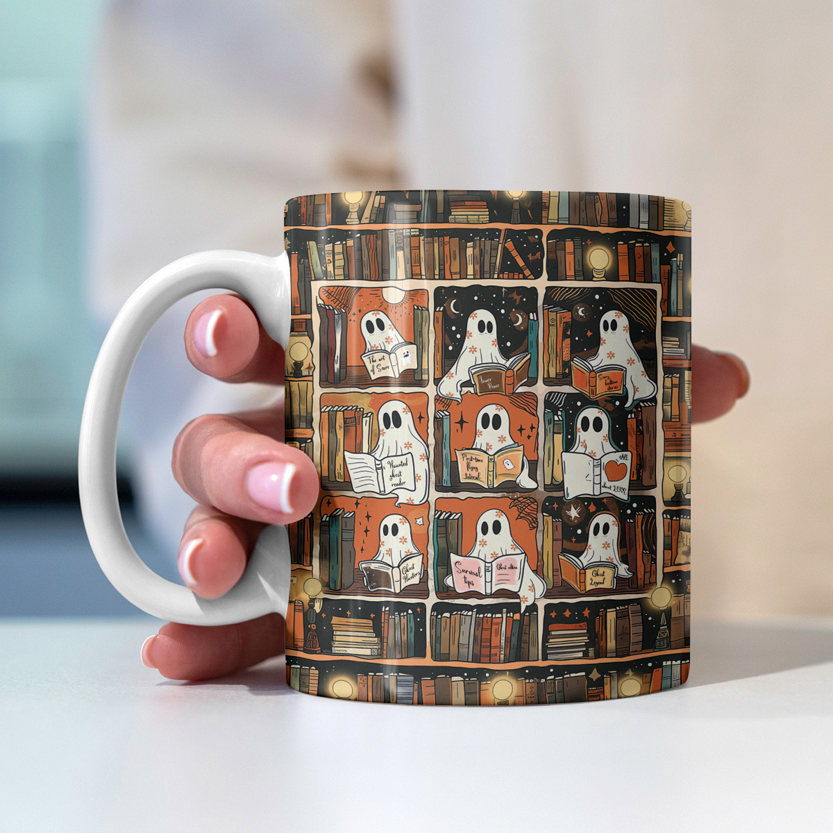 Tasse en céramique brillante avec des lecteurs fantômes effrayants