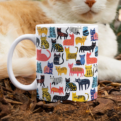 Tasse en céramique brillante avec des gribouillages de chats colorés