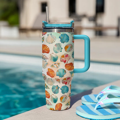 Glänzendes Glas mit bunten Muscheln am Strand