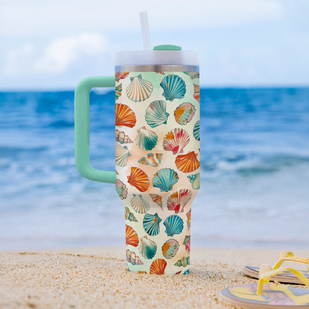 Glänzendes Glas mit bunten Muscheln am Strand