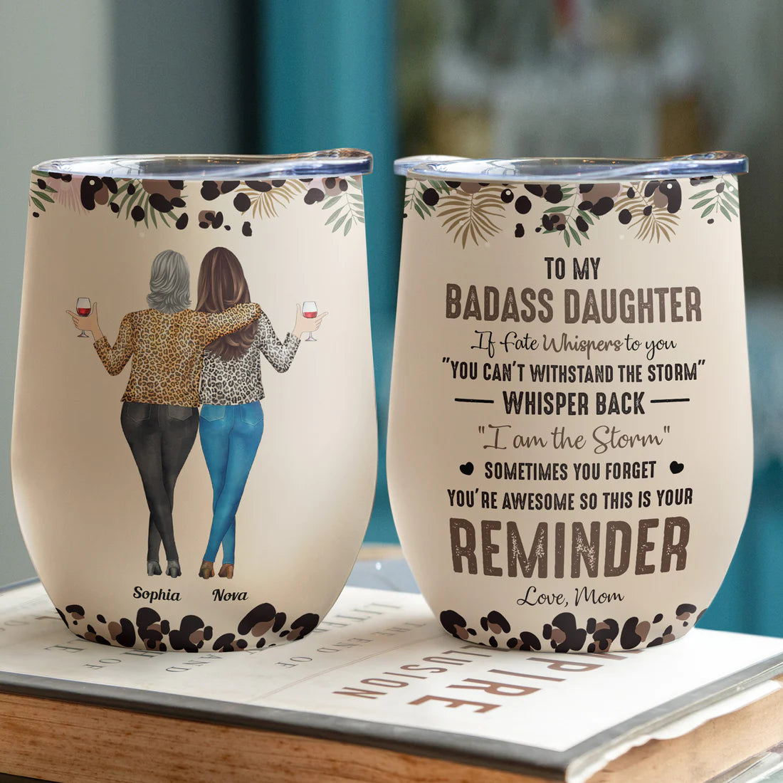 Glänzender Weinbecher „To My Daughter Whisper Back I Am The Storm“ – personalisierter Weinbecher