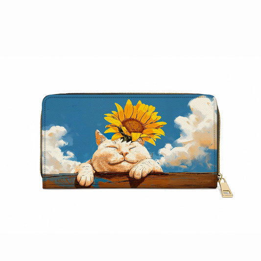 Glänzende Clutch aus Leder mit Trageriemen und entspannender Katze