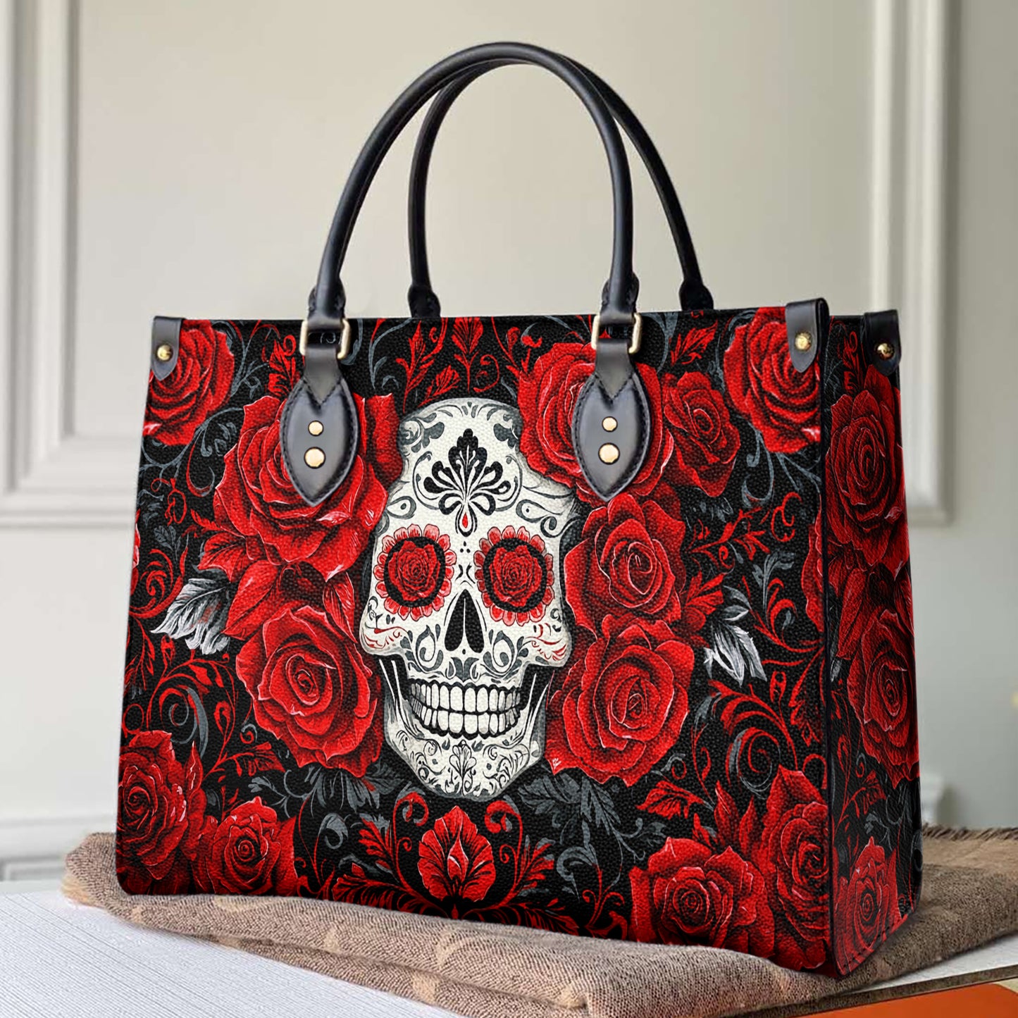 Sac en cuir brillant avec tête de mort et roses rouges élégantes